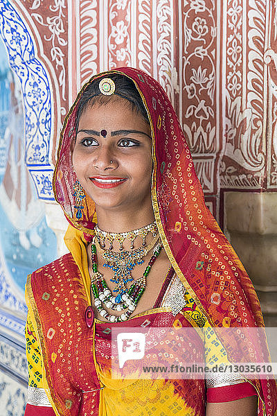 Dame in einem farbenfrohen Sari in einem verzierten Durchgang  Samode Palace  Jaipur  Rajasthan  Indien