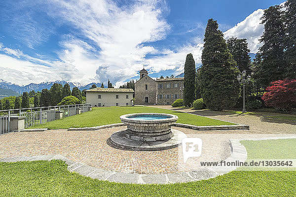 Gärten und Fassade der Abtei Piona (Abbazia Priorato di Piona)  Colico  Provinz Lecco  Lombardei  Italien