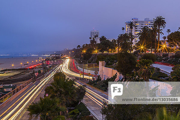 Blick auf den Pacific Coastal Highway in der Abenddämmerung  Santa Monica  Los Angeles  Kalifornien  Vereinigte Staaten von Amerika