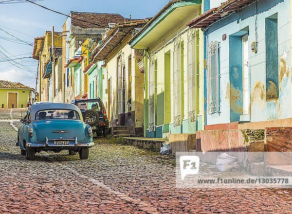 Ein Auto in einer bunten Kolonialstraße in Trinidad  UNESCO-Weltkulturerbe  Kuba  Westindien  Karibik  Mittelamerika