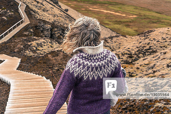 Frau beim Spaziergang um den Vulkan Grabrok  Island