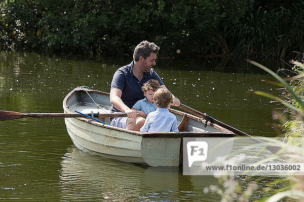 Vater und Kinder auf Bootsfahrt auf dem See