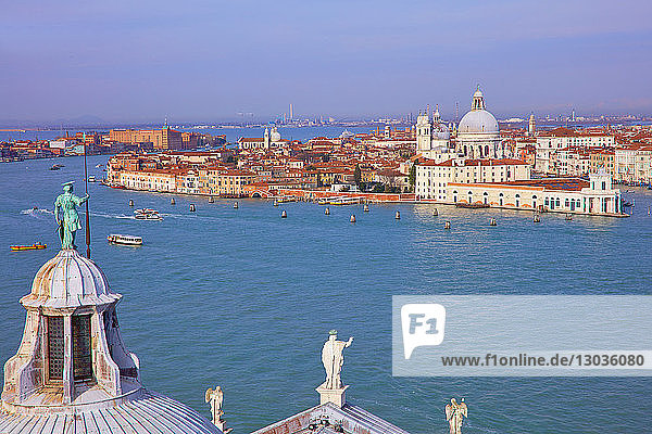 Hochwinkelansicht des Giudecca-Kanals mit Stadtbild vom Kirchturm von San Giorgio Maggiore   Venedig  Venetien  Italien