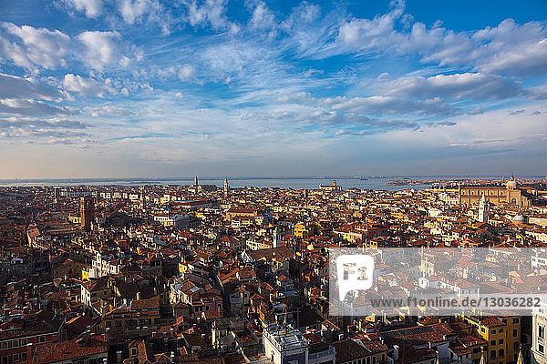 Stadtbild vom St. Marks-Turm  Hochwinkelansicht  Venedig  Venetien  Italien