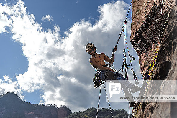 Bergsteiger beim Erklimmen von Felswänden Liming Yunnan China