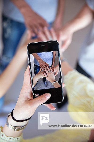 Fotografieren mit dem Smartphone von überlappenden Händen