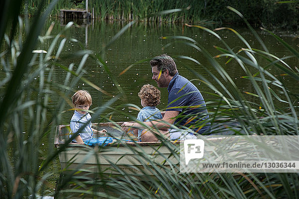 Vater und Kinder auf Bootsfahrt auf dem See