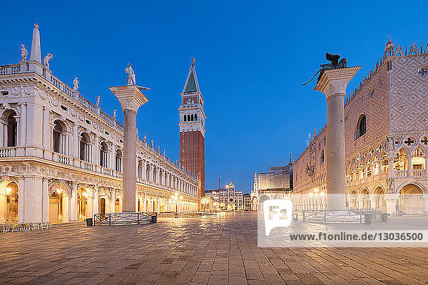 Markusplatz und Turm vor Sonnenaufgang  Venedig  Venetien  Italien