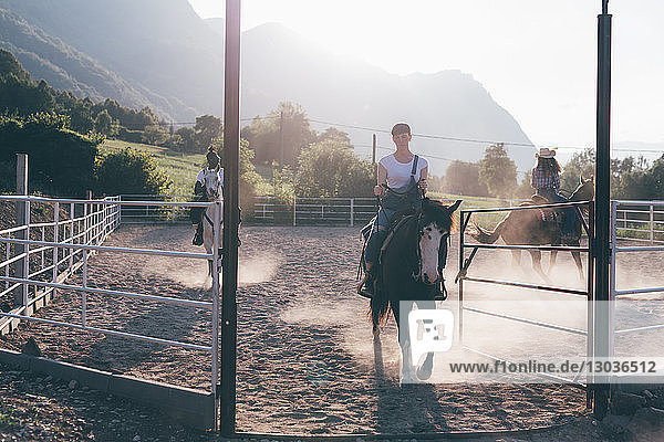 Reiten junger Erwachsener auf ländlichem Reitplatz  Primaluna  Trentino-Südtirol  Italien
