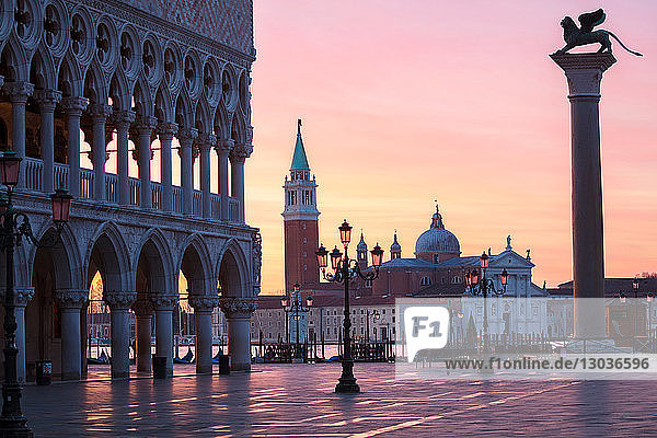 Der Markusplatz und die Kirche San Giorgio Maggiore vor Sonnenaufgang  Venedig  Venetien  Italien