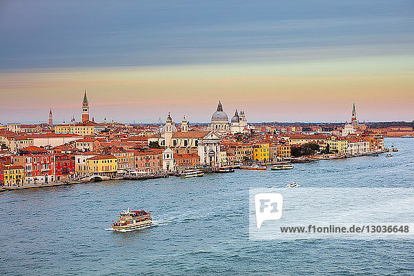 Landschaftliche Stadtlandschaft über dem Giudecca-Kanal bei Sonnenuntergang  Venedig  Venetien  Italien