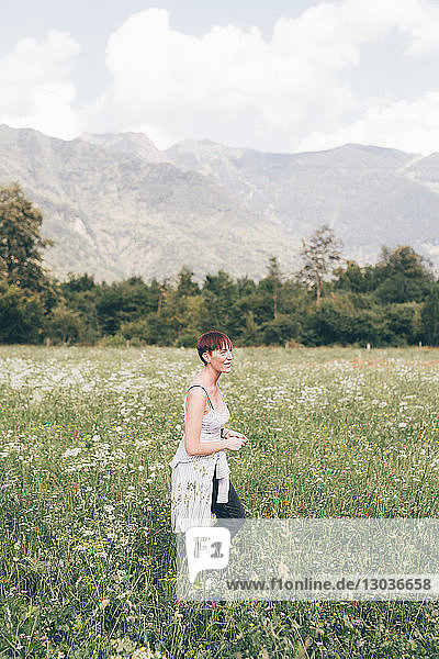 Junge Frau auf Wildblumenwiese  Primaluna  Trentino-Südtirol  Italien