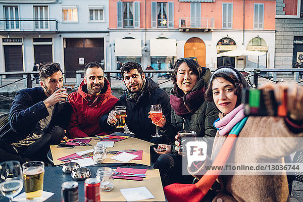 Freunde genießen ein Getränk im Freiluftcafé  Mailand  Italien