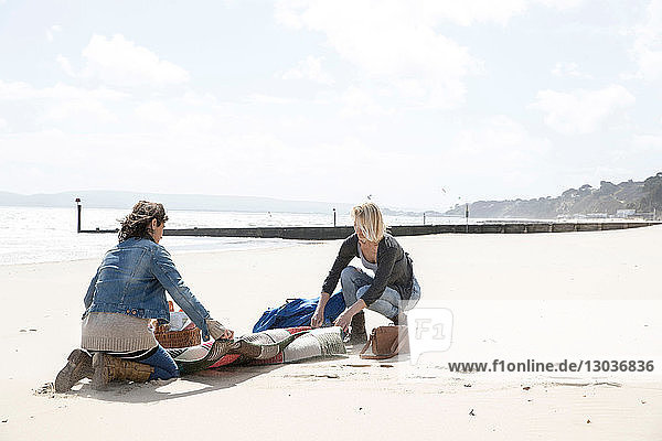 Schwestern gehen nach Picknick am Strand