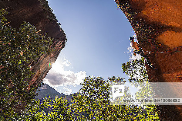 Bergsteiger beim Erklimmen von Felswänden Liming Yunnan China