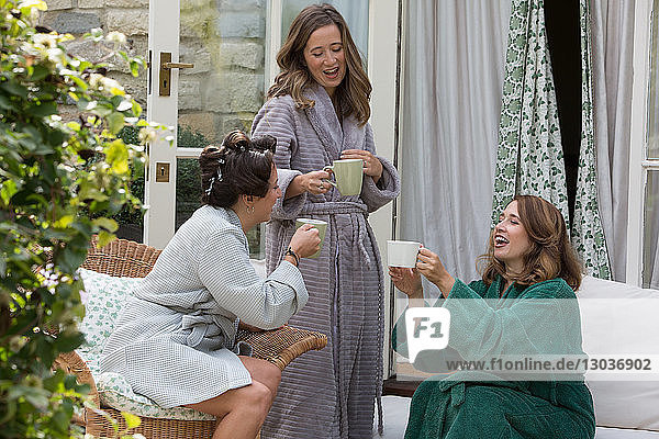 Braut und Freunde am Morgen des Hochzeitstages