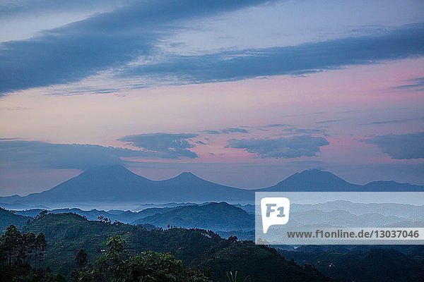 Virunga-Gebirge mit seinen Vulkanen  Uganda
