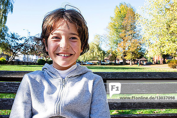 Lächelnder Junge im Park