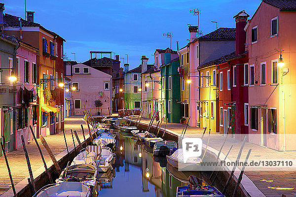 Traditionelle mehrfarbige Häuser am Wasser in der Abenddämmerung  Burano  Venedig  Venetien  Italien