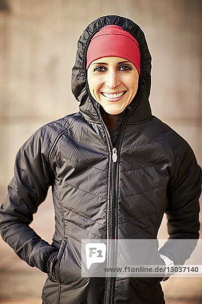 Porträt einer lächelnden Frau in einer warmen Jacke in Taillenhöhe