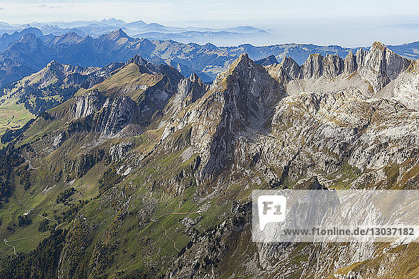 Von Santis nach Westen abfallender Kalkrücken mit Grauchopf (2215 m)  Grenzchopf (2193 m) und Silberplatten (2156 m)  vom Lisengrat aus gesehen  Alpstein  Kanton St. Gallen  Schweiz.