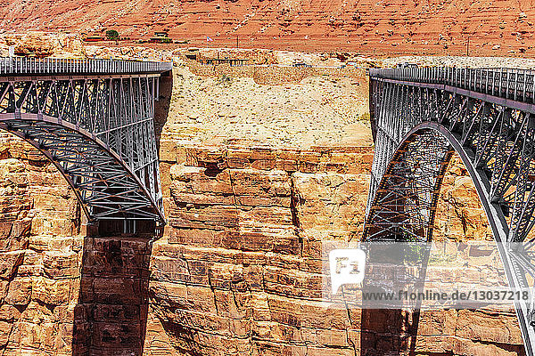 Die Navajo-Brücke ist ein Paar Stahlbogenbrücken  die den Colorado River in der Nähe von Lees Ferry im Norden Arizonas überqueren. Die neuere BrÃ?cke des Paares Ã?bertrÃ?gt den Fahrzeugverkehr auf der U.S. Route 89A (US 89A) Ã?ber den Marble Canyon zwischen dem sÃ?dlichen Utah und dem Arizona Strip und ermÃ¶glicht die Fahrt in eine abgelegene Region nÃ¶rdlich des Colorado River  einschlieÃŸlich des North Rim des Grand Canyon National Park. Die neue Stahlbogenbrücke wurde vom Arizona Department of Transportation und der Federal Highway Administration in Auftrag gegeben und im Mai 1995 fertiggestellt. Die ursprüngliche Navajo-Brücke kann nach wie vor von Fußgängern und Reitern genutzt werden  und in der Nähe wurde ein Informationszentrum errichtet  das die Geschichte der Brücke und die frühe Überquerung des Colorado River veranschaulicht. Die ursprÃ?ngliche BrÃ?cke wurde als historisches Bauwerk unter Denkmalschutz gestellt und in das National Register of Historic Places aufgenommen.â€œ