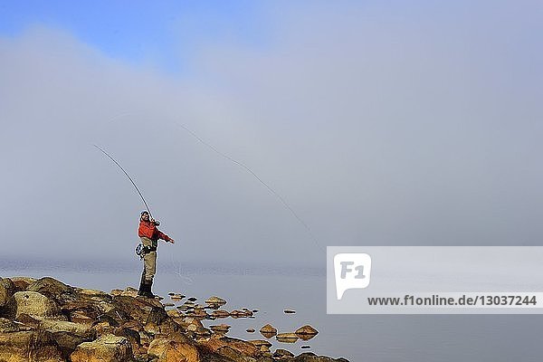 Einzelner Mann beim Fliegenfischen im Tres-Valles-See  Argentinien