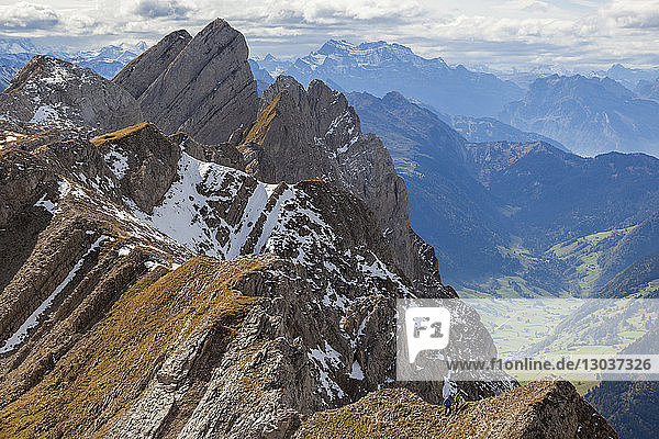 Wanderer steigen zu einem hohen Punkt des Lisengratweges zwischen Altmann und Santis  Alpstein  Kanton St. Gallen  Schweiz  auf.