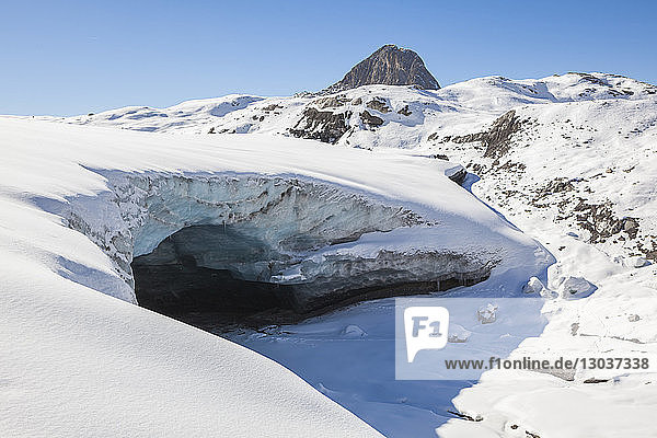 Landschaft mit Blick auf den Eingang zu einer Eishöhle am Ausgang des Plaine Morte Gletschers  Kanton Bern  Schweiz