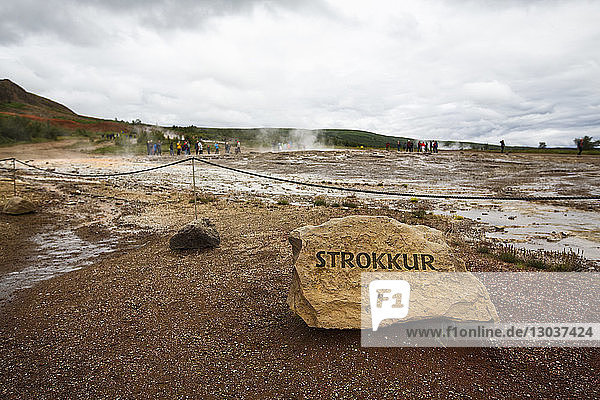 Der Geysir â€žStrokkurâ€œ ist einer der meistbesuchten und bekanntesten in Island. Er befindet sich in der Nähe des Flusses â€žHvitaâ€œ und liegt neben dem â€žGroßen Geysirâ€œ von Island  der Namensgeber für Geysire auf der ganzen Welt ist  aber aufgrund der vielen Steine  die vor Jahrzehnten von Touristen hineingeworfen wurden  nur noch selten ausbricht.