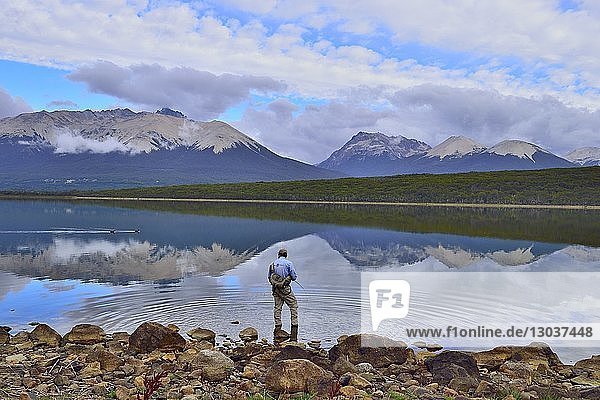 Rückansicht eines einzelnen Mannes beim Fliegenfischen im Tres Valles See  Argentinien