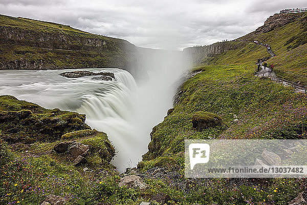 Der Gullfoss-Wasserfall ist einer der größten und meistbesuchten Wasserfälle in Island. Der Wasserfall befindet sich östlich von Reykjavik in einer Schlucht des Flusses Hvita im isländischen Hochland.