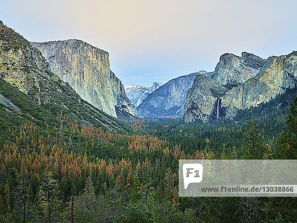 Landschaftliche Ansicht von Bäumen und Bergen gegen den Himmel im Yosemite-Nationalpark