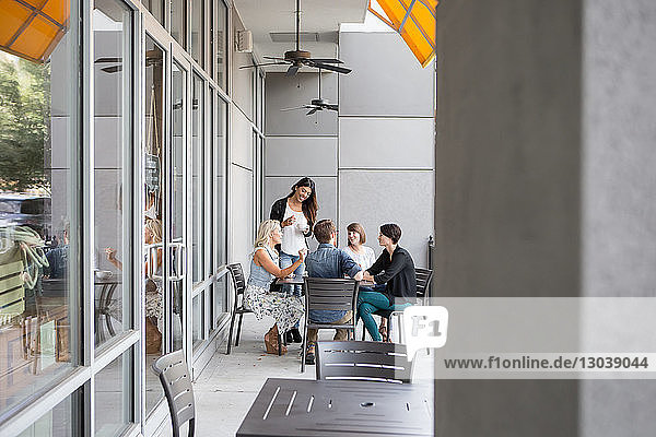 Männliche und weibliche Freunde verbringen ihre Freizeit in der Cafeteria