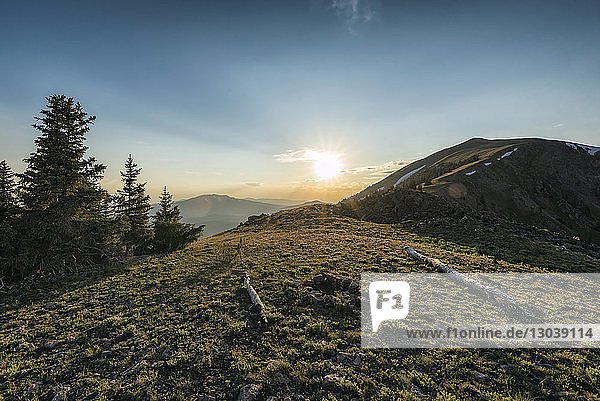 Landschaftliche Gegenüberstellung von Landschaft und Himmel an einem sonnigen Tag im Rocky Mountain National Park