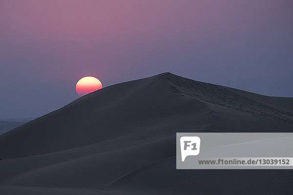 Szenische Ansicht der Wüste vor dramatischem Himmel in der Dämmerung