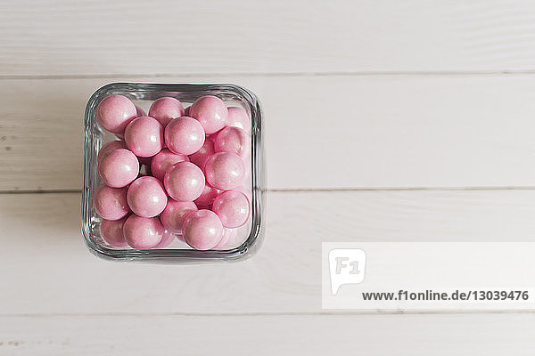 Draufsicht auf rosa Kaugummiblasen in einem Behälter auf dem Tisch