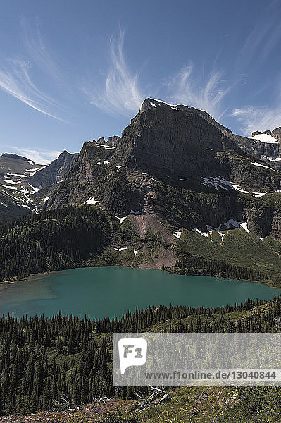 Panoramablick auf den See und die Berge vor blauem Himmel im Glacier National Park