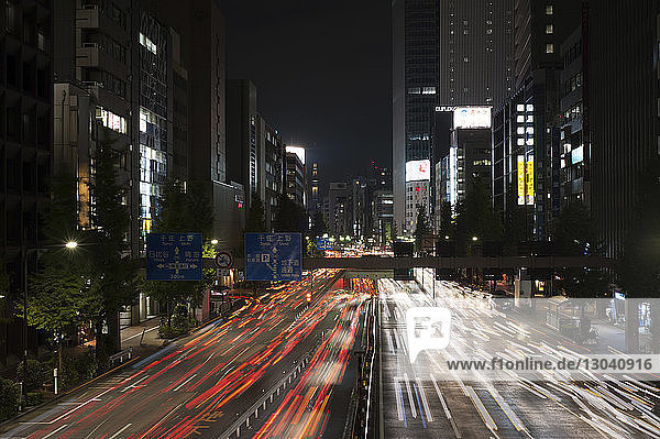 Hochwinkelansicht der Ampelschleifen auf der Stadtstraße mit dem Tokyo Sky Tree im Hintergrund