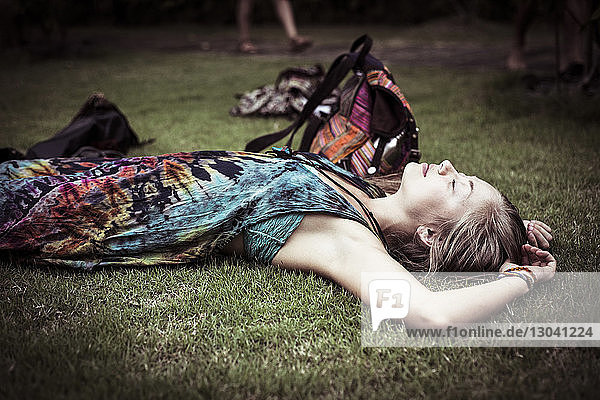 Seitenansicht einer auf Gras schlafenden Frau
