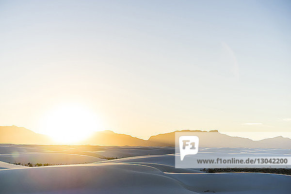 Ruhige Szene des White Sands National Monument vor klarem Himmel bei Sonnenuntergang
