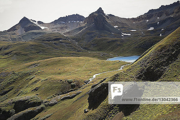 Hochwinkelansicht des Eissees inmitten der Berge