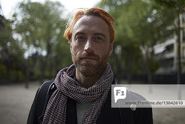 Porträt eines selbstbewussten Mannes im Park in Paris
