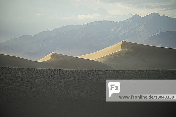 Beschaulicher Blick auf Wüste vor Bergen