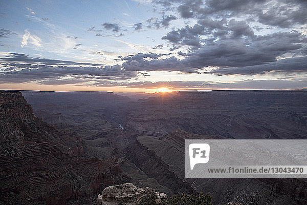 Hochwinkelansicht des Grand Canyon bei bewölktem Himmel