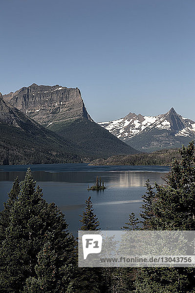 Panoramablick auf See und Berge vor klarem blauen Himmel im Glacier National Park