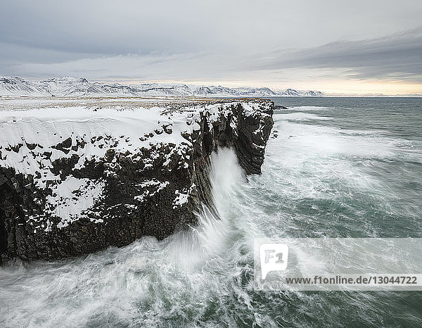 Majestätische Ansicht der Wellen  die im Winter auf Felsformationen im Meer plätschern