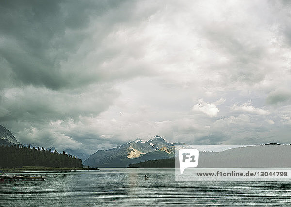 Panoramablick auf den See gegen Berge und stürmische Wolken im Jasper-Nationalpark