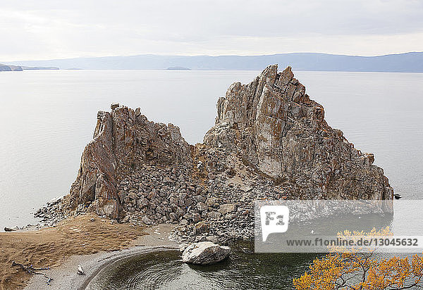 Hochwinkel-Landschaftsansicht des Baikalsees durch Felsformationen