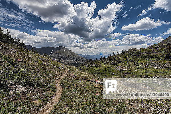Idyllischer Blick auf die Landschaft vor bewölktem Himmel im Rocky Mountain National Park